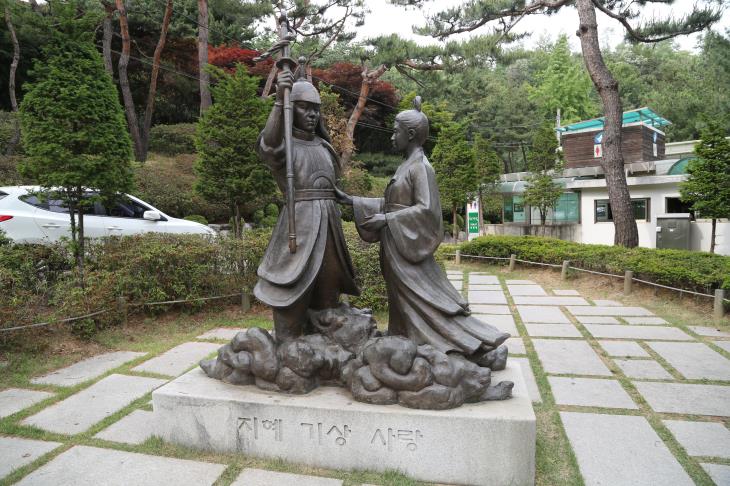 아차산 만남의 광장에는 온달장군과 평강공주의 동상이 있다.