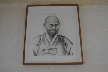 한 쪽 벽면에 걸려 있는 만해 한용운의 초상화