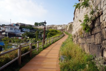 도심에서 이렇게 성곽을 거니는 것도 참 운치 있지 않은가.