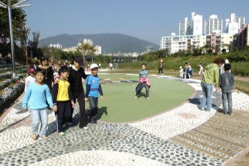 다같이 건강함을 느낄 수 있는 볼록볼록 지압길도 있다.
