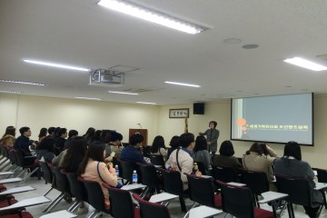 우리나라 기록문화에 대한 강의도 진행되어 많은 사람들이 수업에 경청하는 모습&nbsp;