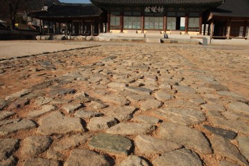 금성관 앞 펼쳐진 돌길에서 소박하지만 정성이 담긴&nbsp;멋이 느껴진다.&nbsp;