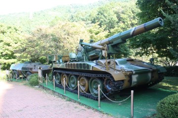 낙동강승전기념관 주변 탱크의 모습이 유난히 크고 무겁게 느껴진다.
