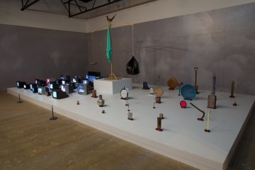 설치물들의 독특한 구성이 돋보이는 이완作 '내게 만약 기회가 주어진다면'