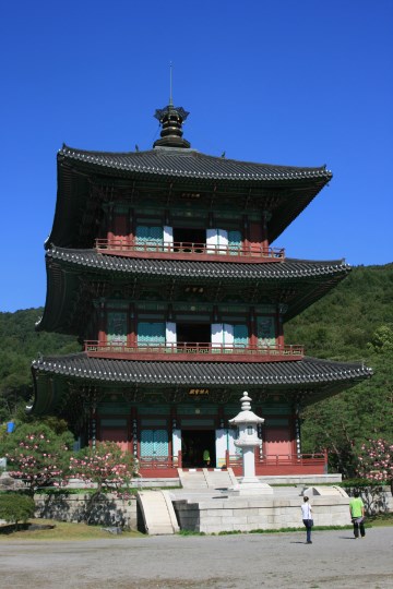 아파트 14층 높이의&nbsp;3층목탑은 내부를 직접 오르내릴 수 있다.