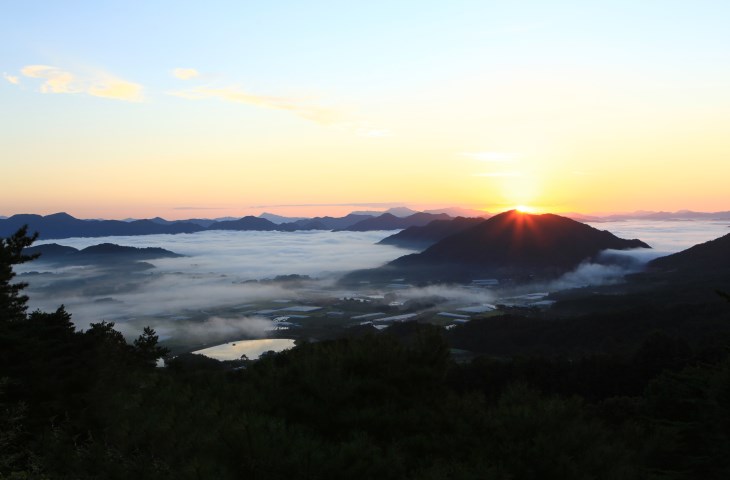 구름바다를 배경으로 떠오르는 용암사의 일출