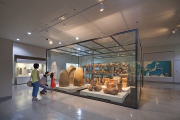 광주박물관 내 전시된 다양한&nbsp;토기 유물들