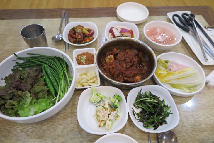 정갈하게 나온 동인동 찜갈비 한상