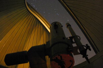 대형 천체망원경으로 보는 밤하늘의 별자리는 생생하다.