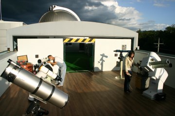 보조관측실은 낮과 밤 상관 없이 천체를 확인할 수 있다.
