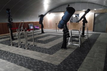 주관측실(좌)과 보조관측실(우)에서는 각종 망원경으로 천체를 볼 수 있다.