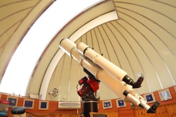 망원경을 통해 천체를 관측할 수 있는 천체관측실