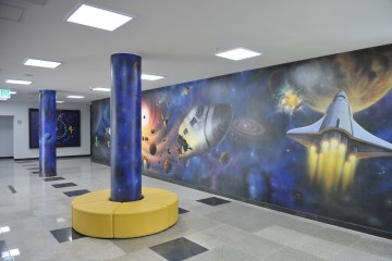 1층 벽면에는 우주의 신비를 보여주는 입체적인 트릭아트가 눈에 띈다.