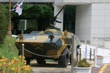 기념관 한켠에는 전쟁의 기억을 떠올리는 탱크가 전시되어 있다.
