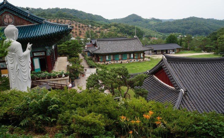 장군산 자락에, 소담하게 자리한 영평사의 모습