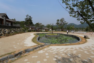 공주한옥마을 한가운데 너른 연못이 운치를 더한다.