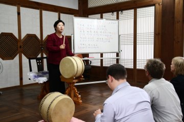 외국인들을 위해 쉽고 재밌게 배울 수 있는 '사랑가'