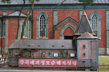 매괴성당의 모습을 작게 축소해 놓은 미니어쳐도 자리한다.