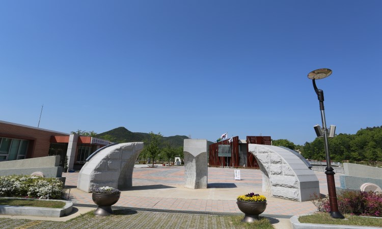 기념관, 교육관, 조각공원 등으로 이루어진 노근리평화공원