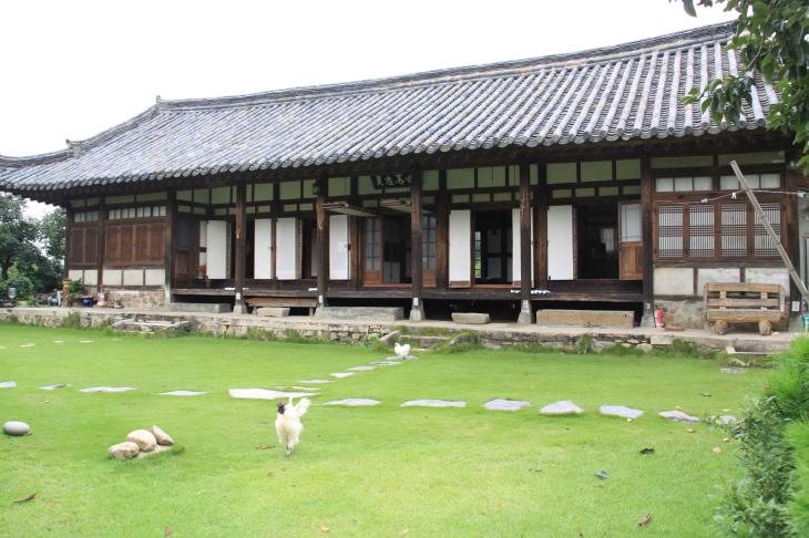 옛 서당이 생각나게 하는 김영봉 고택이다.