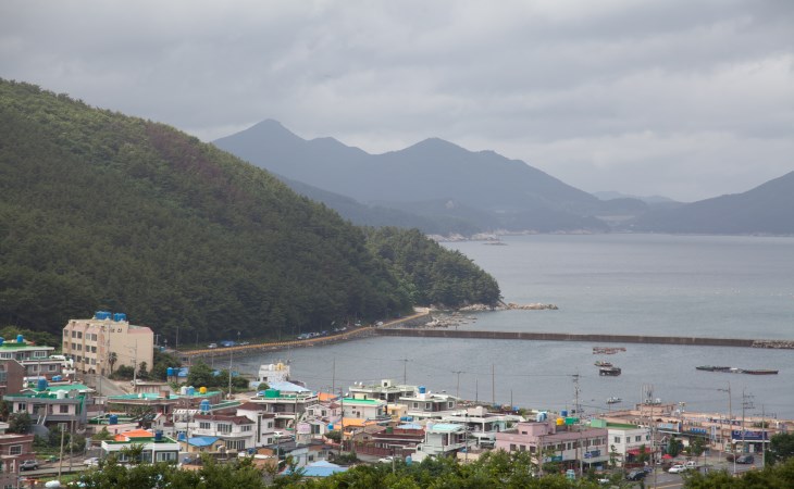대한민국 최남단 거제도 장승포 해안과 주변의 마을 전경