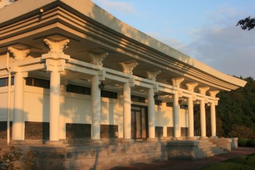 동서양 건축의 아름다움을 느낄 수 있는 안견기념관 외관