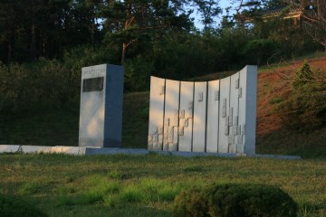 기념관 앞쪽에는 서산의 보배, 안견기념비가 세워져 있다.
