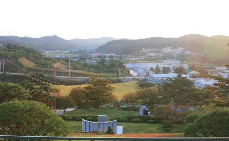 기념관 앞에서 바라보는 서산의 전경, 정겨웁고 소박하다.