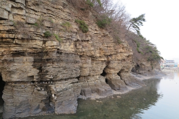 선명한 층이 보이는 채석강의 절벽