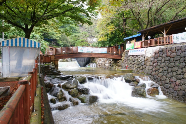 물놀이하기 적당한 물높이를 가진 계곡