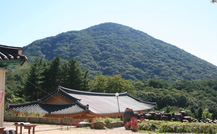 아름답기로 유명한 낙영산의 품안에 공림사가 있다.