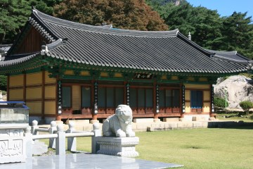 공림사 내부의 모습, 대웅전의 석탑이 유독 반짝여보인다.