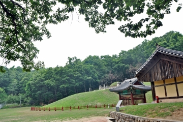 조용한 분위기의 경순왕릉 주변