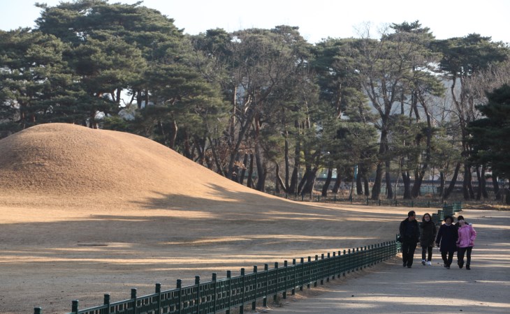 박혁거세를 비롯한 신라시대 왕과 왕비가 묻혀 있는 오릉