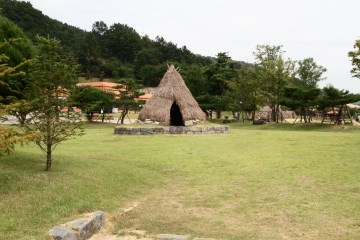 박물관 바깥에는 선사시대 움집을 복원해 놓았다.