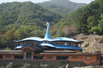 푸른 학이 날개를 벌린 지붕아래 자리한 박물관