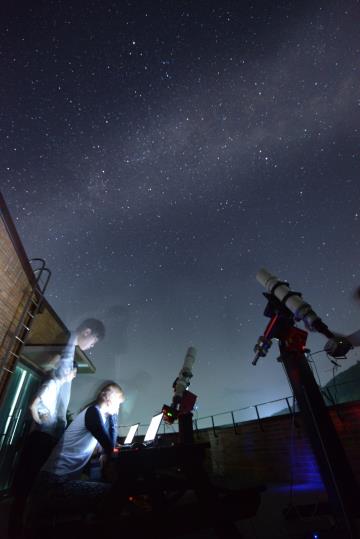 은하수 아래에서 천문학과 실습생이 국립고흥청소년우주체험센터 덕흥천문대에서 관측 실습을 하고 있다.