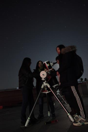 천문올림피아드 겨울학교에 참가한 청소년이 관측 실습을 하고 있다.