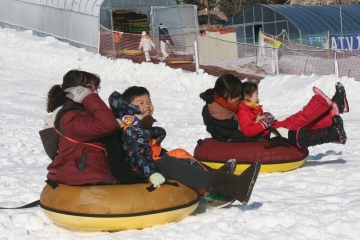 다양한 프로그램으로 눈과 얼음을 즐기는 관광객들