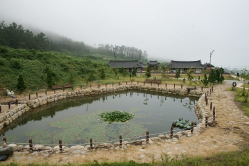 진도 홍주 모양으로 만들어진 홍주촌 연못