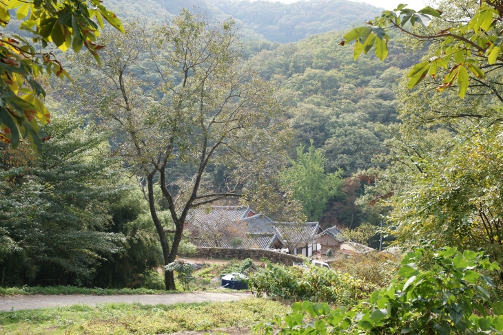 평지에서 꽤나 먼 곳에 자리 잡은 완주 화암사