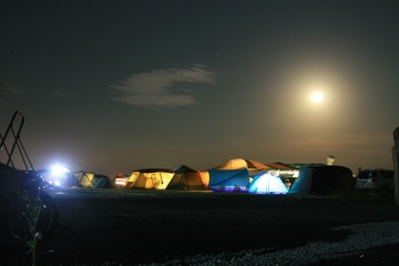 달빛 아래서 즐기는 바다 캠핑의 낭만