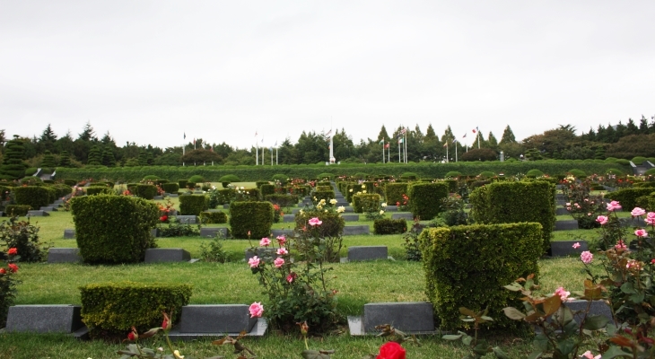 UN기념공원은 유엔군 장병의 넋을 기리는 묘역들로 가득하다.