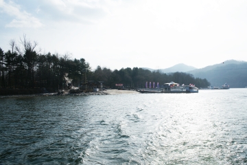 남이섬은 북한강 위에 반달 모양으로 떠 있는 섬으로 행정구역 상으로는 강원도 춘천에 속한다.