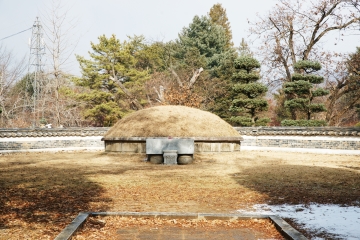 남이섬이라는 이름은 조선 세조 때 병조판서를 지낸 남이장군의 묘가 있다는 데에서 따왔다.