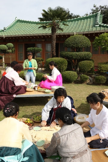 떡메치기는 농촌 특유의 협동과 배려를 배울 수 있는 체험이다.