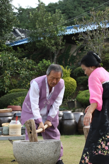 떡메치기는 농촌 특유의 협동과 배려를 배울 수 있는 체험이다.