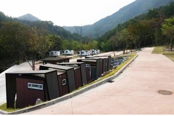 편의시설과 야영데크, 캐러번 등이 갖춰진 오토캠핑장이 마련되어 있다.