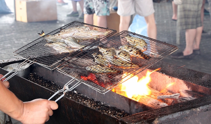 행사장에서는 은어 숯불구이를 비롯한 은어 음식을 맛볼 수 있다.