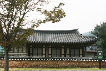 유관순열사기념관은 전통적인 한옥의 형태로 만들어졌다.